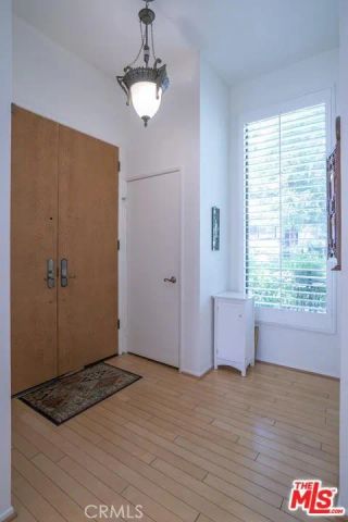 21901 Burbank 197, Woodland Hills, CA 91367