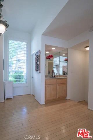 21901 Burbank 197, Woodland Hills, CA 91367