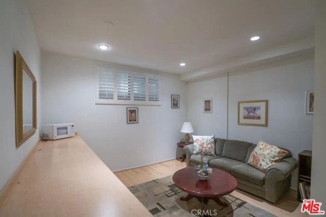 21901 Burbank 197, Woodland Hills, CA 91367