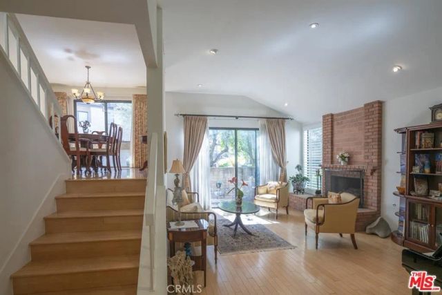 21901 Burbank 197, Woodland Hills, CA 91367