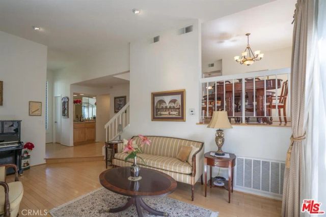 21901 Burbank 197, Woodland Hills, CA 91367