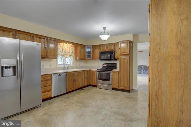 533 HILLTOP CIR, Greencastle, PA 17225