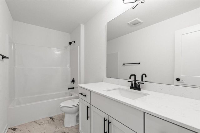 584 Twin Creeks DRIVE, Dousman, WI 53118