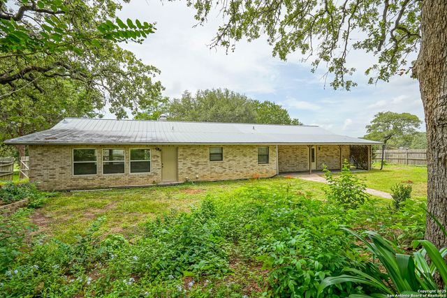 303 Bear Ridge, La Vernia, TX 78121