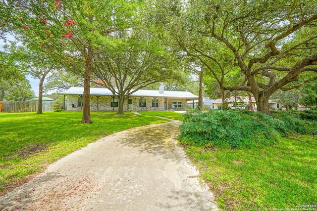 303 Bear Ridge, La Vernia, TX 78121