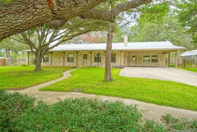 303 Bear Ridge, La Vernia, TX 78121