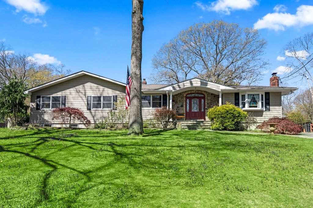 24 Croft Lane, Smithtown, NY 11787