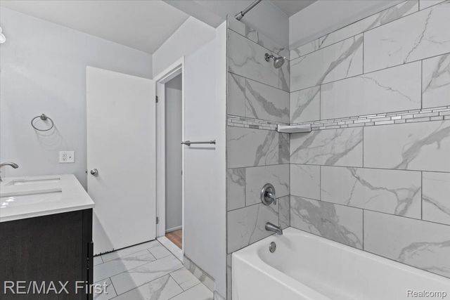 2405 Torquay Avenue 206, Royal Oak Charter Township, MI 48073