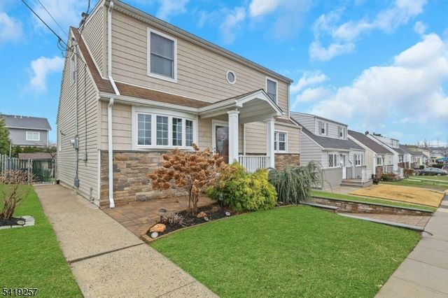25 Veterans Pl, North Arlington Boro, NJ 07031