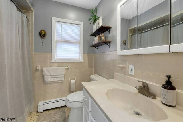 25 Veterans Pl, North Arlington Boro, NJ 07031