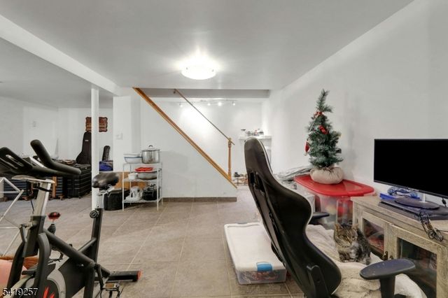 25 Veterans Pl, North Arlington Boro, NJ 07031