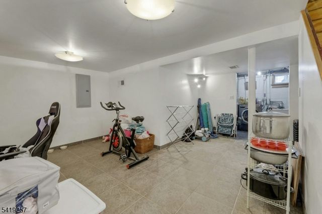 25 Veterans Pl, North Arlington Boro, NJ 07031