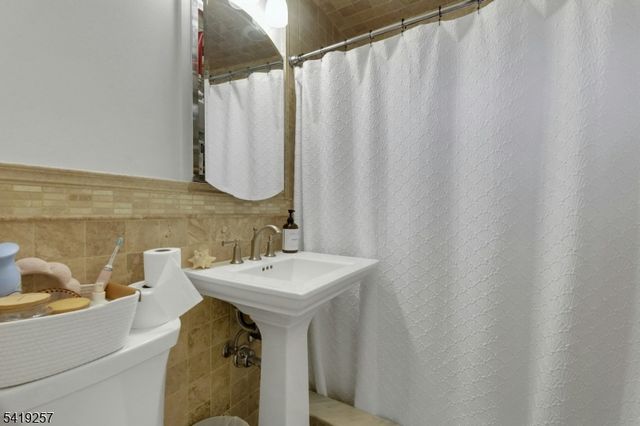 25 Veterans Pl, North Arlington Boro, NJ 07031