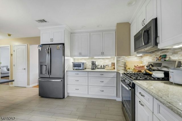 25 Veterans Pl, North Arlington Boro, NJ 07031