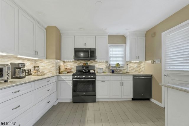 25 Veterans Pl, North Arlington Boro, NJ 07031