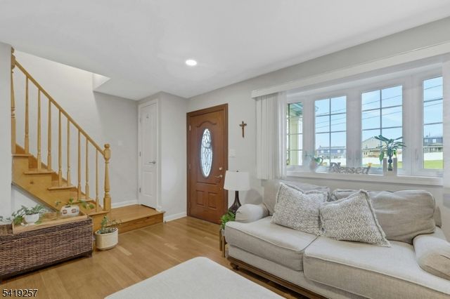 25 Veterans Pl, North Arlington Boro, NJ 07031