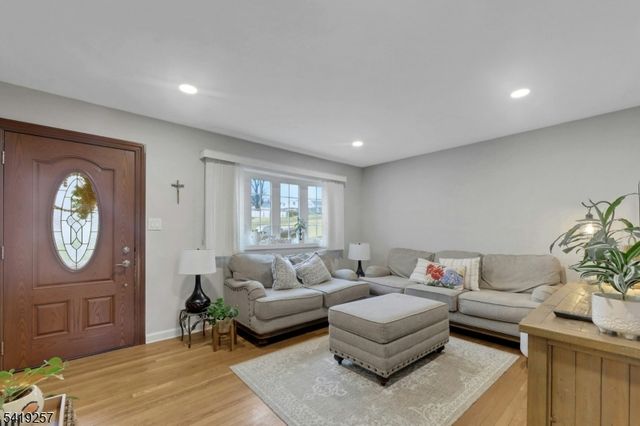 25 Veterans Pl, North Arlington Boro, NJ 07031