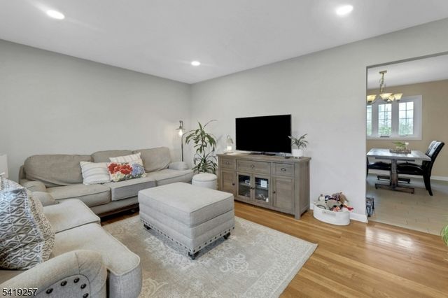 25 Veterans Pl, North Arlington Boro, NJ 07031