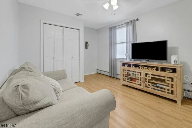 25 Veterans Pl, North Arlington Boro, NJ 07031