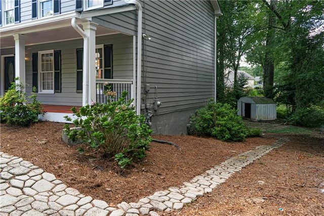 1043 Wash Lee SW Drive, Lilburn, GA 30047