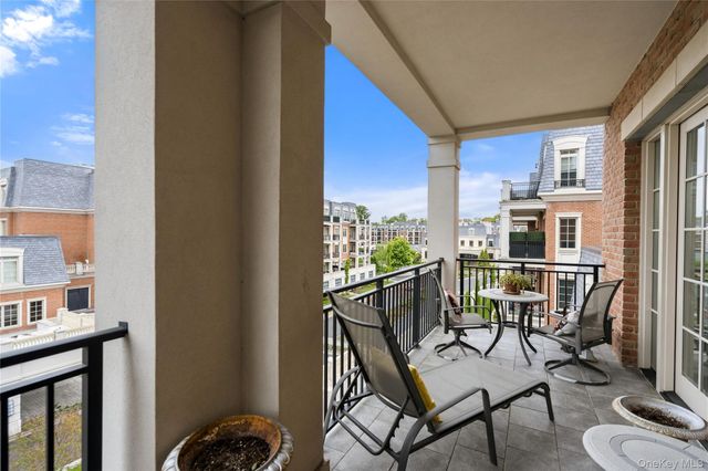 6000 Royal Court 6202, North Hills, NY 11040