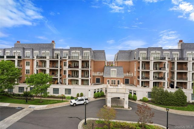 6000 Royal Court 6202, North Hills, NY 11040