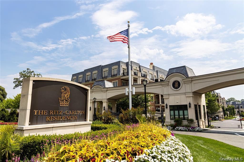 6000 Royal Court 6202, North Hills, NY 11040
