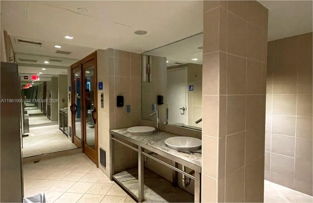 335 S Biscayne Blvd 2212, Miami, FL 33131