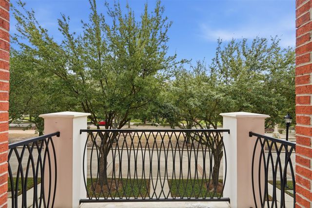 39 Islewood Boulevard E, The Woodlands, TX 77380