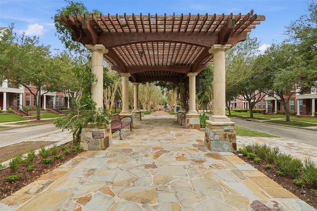 39 Islewood Boulevard E, The Woodlands, TX 77380