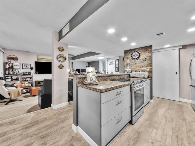 9410 Live Oak PL 110, Davie, FL 33324