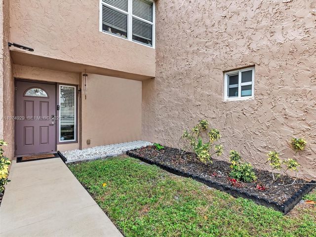 9410 Live Oak PL 110, Davie, FL 33324