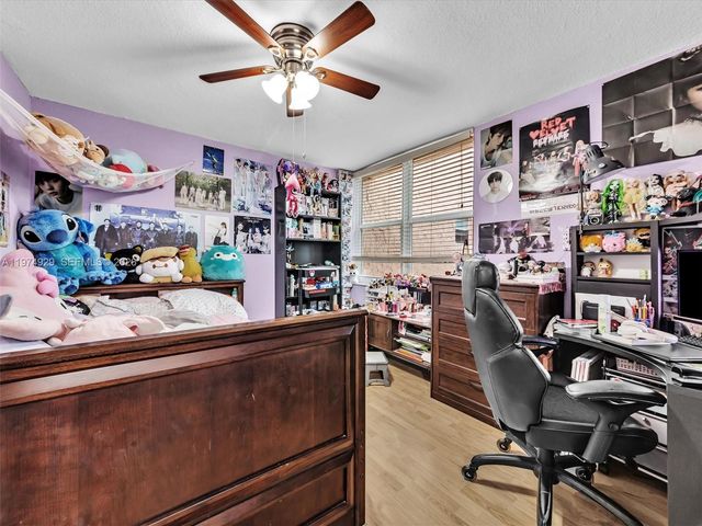 9410 Live Oak PL 110, Davie, FL 33324