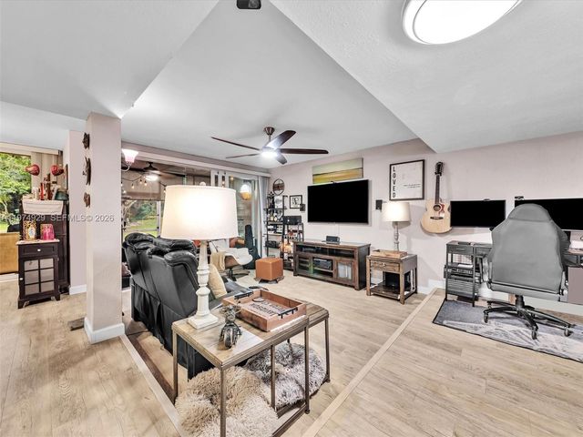 9410 Live Oak PL 110, Davie, FL 33324