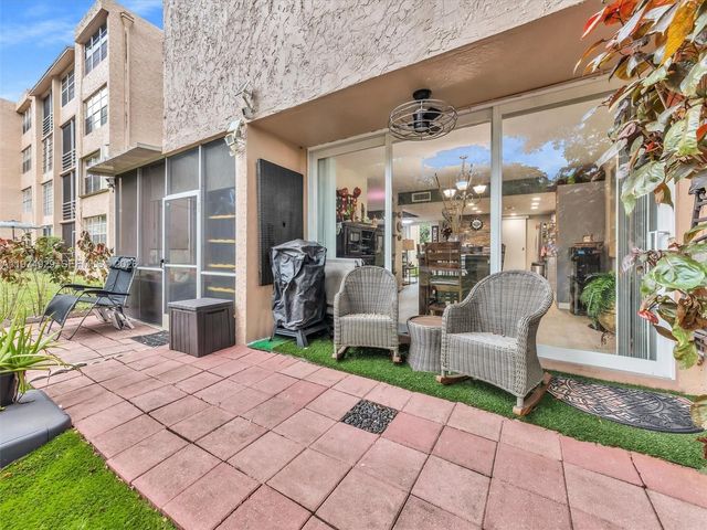 9410 Live Oak PL 110, Davie, FL 33324