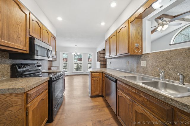 3903 S Walnut Place, Broken Arrow, OK 74011