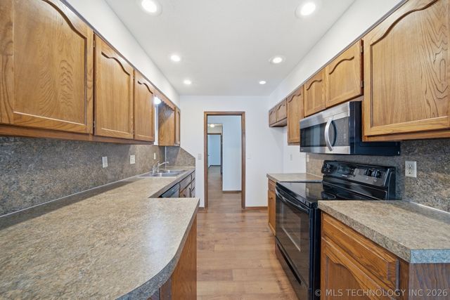 3903 S Walnut Place, Broken Arrow, OK 74011