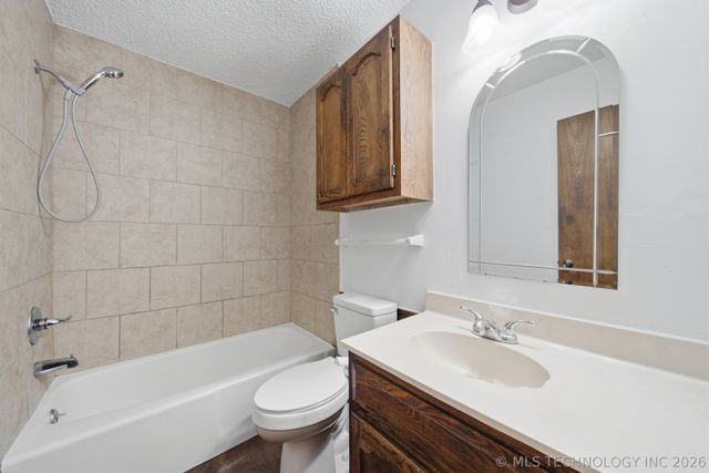 3903 S Walnut Place, Broken Arrow, OK 74011