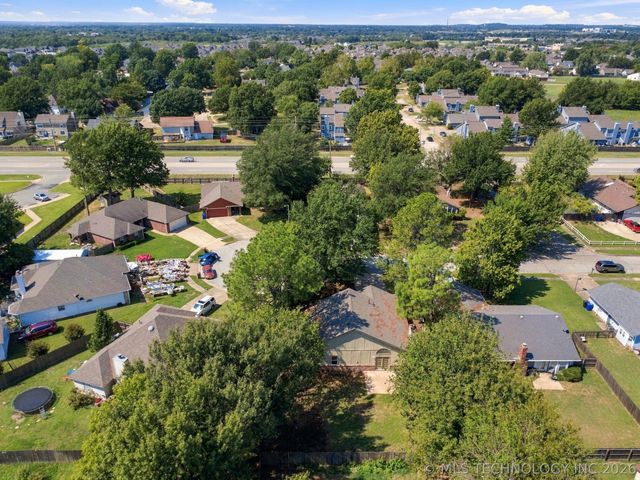 3903 S Walnut Place, Broken Arrow, OK 74011