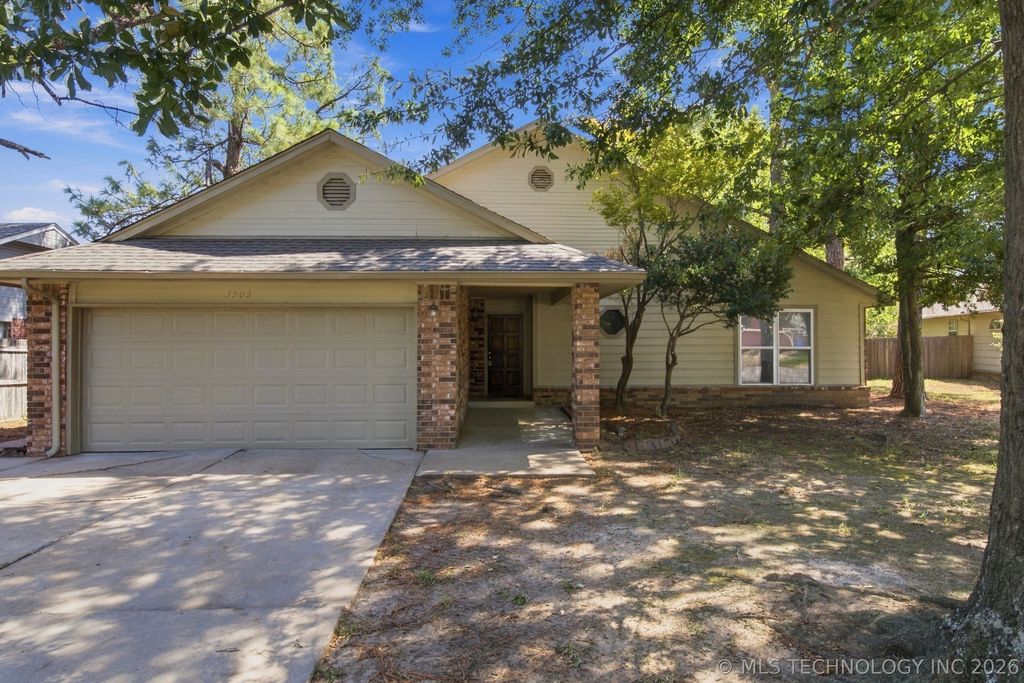 3903 S Walnut Place, Broken Arrow, OK 74011