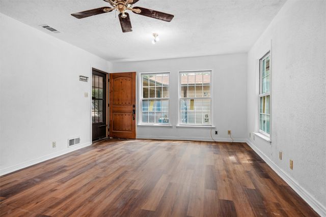 3233 Jane Lane, Haltom City, TX 76117
