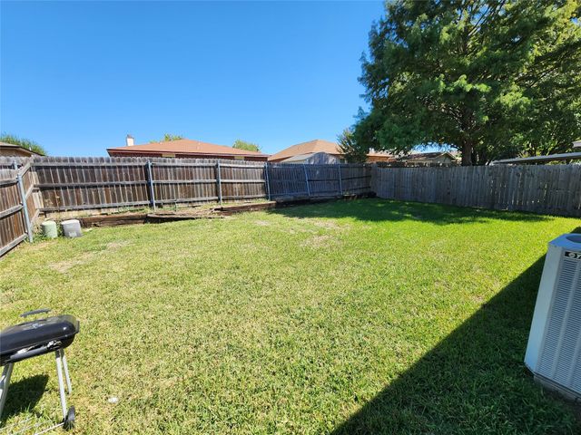 607 Hollyberry Drive, Mansfield, TX 76063