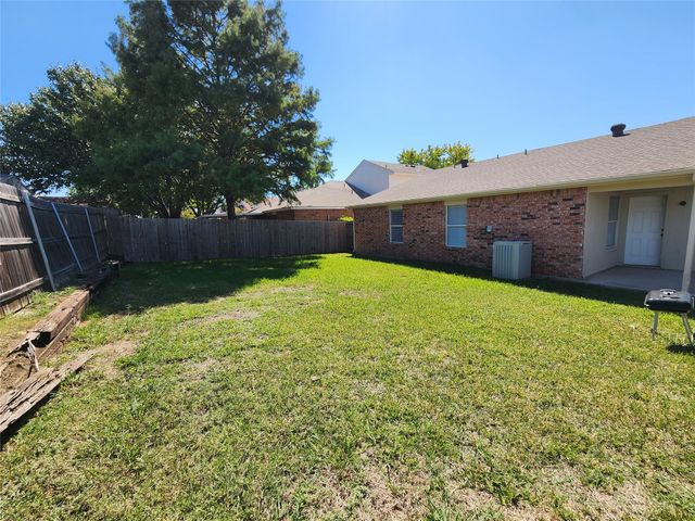 607 Hollyberry Drive, Mansfield, TX 76063