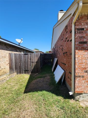 607 Hollyberry Drive, Mansfield, TX 76063