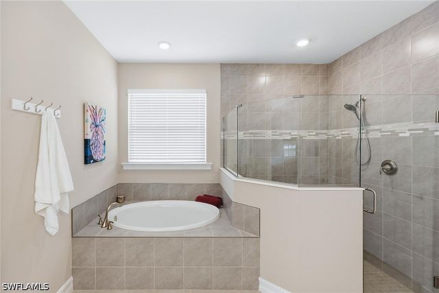 18699 Ensenada DR, Naples, FL 34114