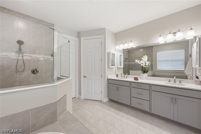 18699 Ensenada DR, Naples, FL 34114
