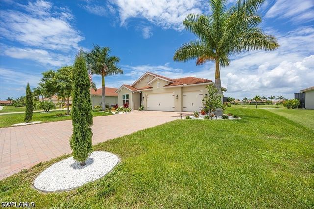 18699 Ensenada DR, Naples, FL 34114