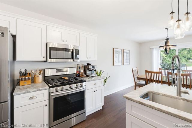 545 S Winding Drive, Waterford, MI 48328