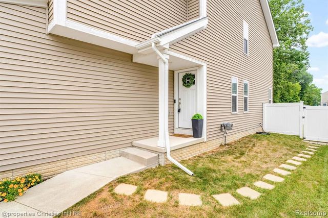 545 S Winding Drive, Waterford, MI 48328