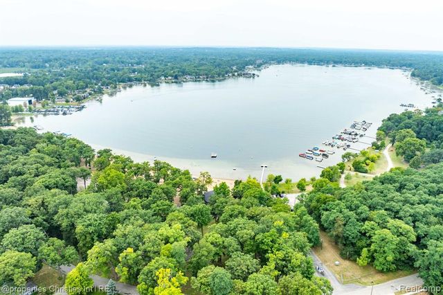 545 S Winding Drive, Waterford, MI 48328